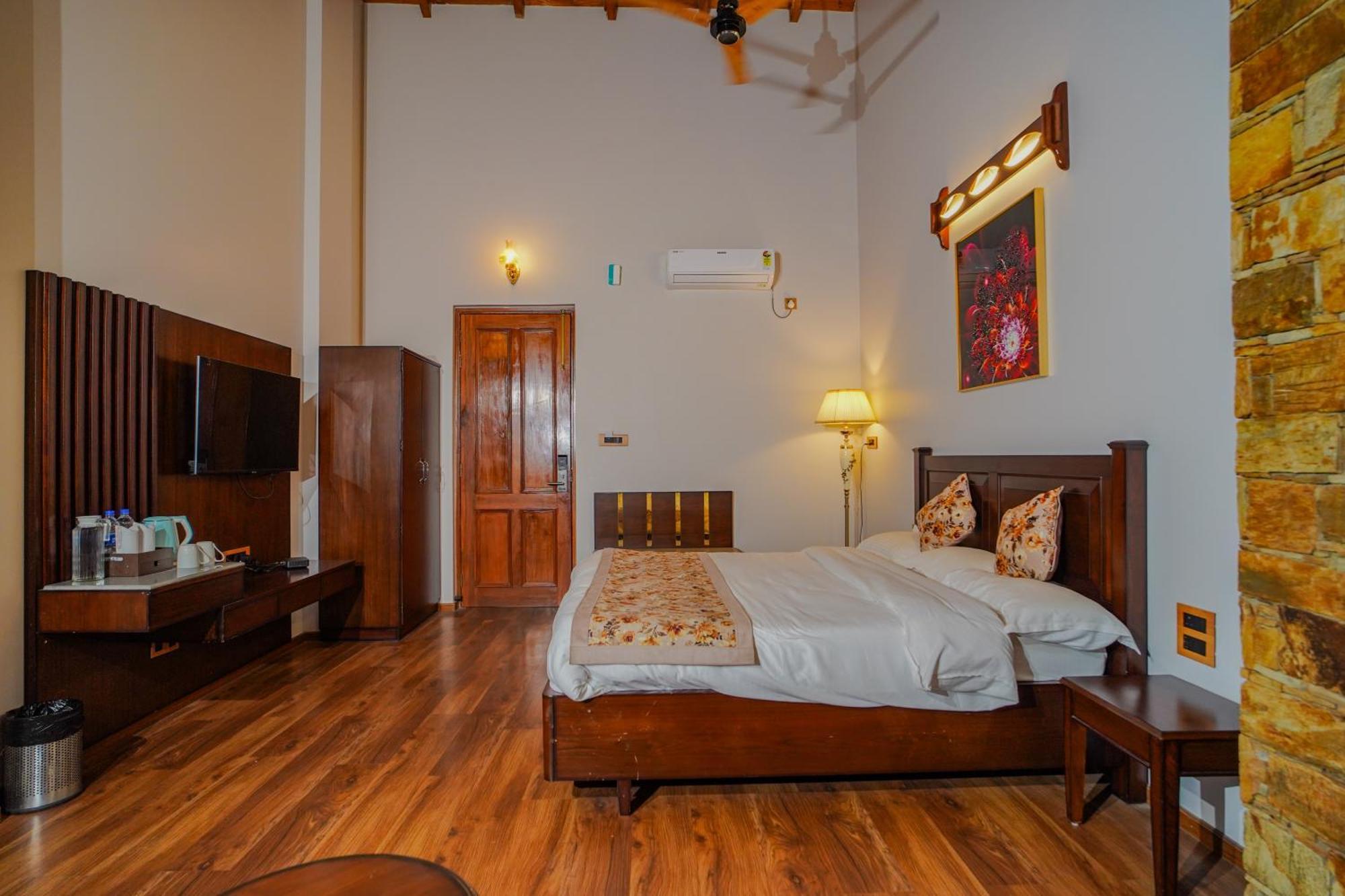 Neelesh Inn- A Luxury Lake View Hotel- 20 Kms From Nainital Bhīm Tāl Екстериор снимка