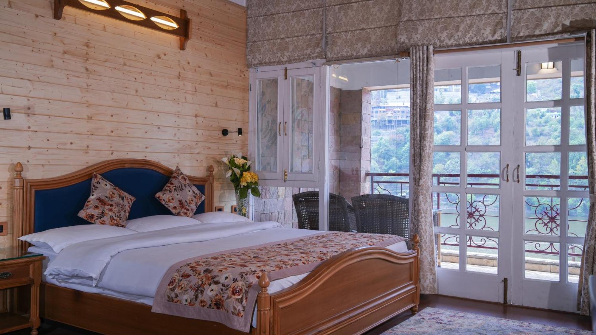 Neelesh Inn- A Luxury Lake View Hotel- 20 Kms From Nainital Bhīm Tāl Екстериор снимка