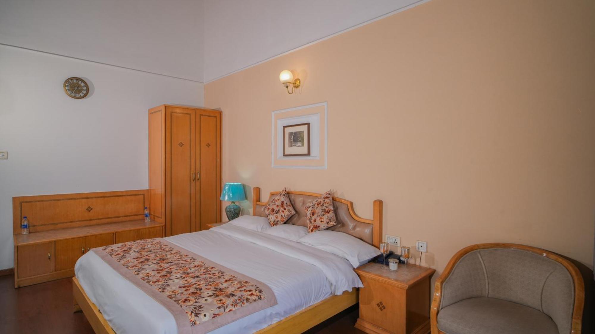 Neelesh Inn- A Luxury Lake View Hotel- 20 Kms From Nainital Bhīm Tāl Екстериор снимка
