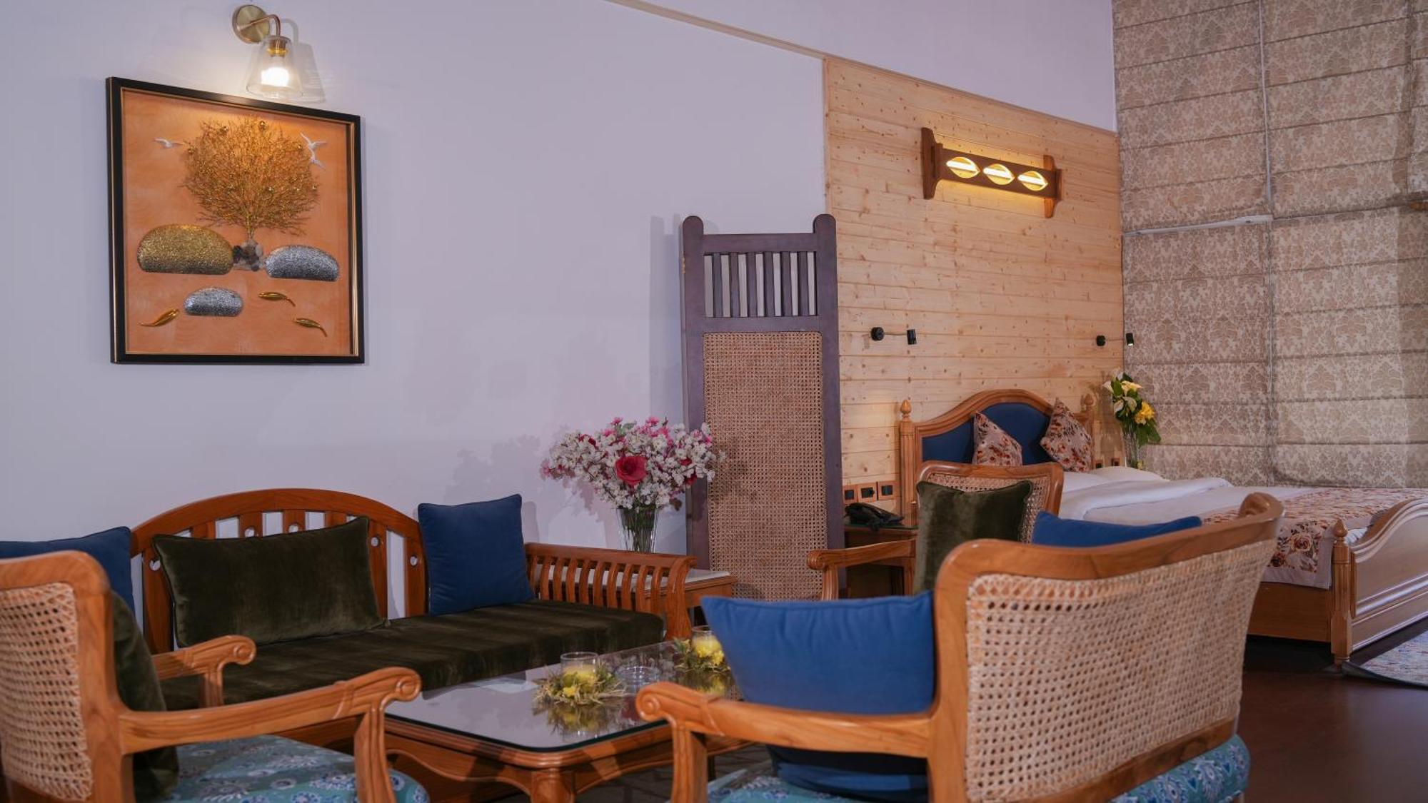 Neelesh Inn- A Luxury Lake View Hotel- 20 Kms From Nainital Bhīm Tāl Екстериор снимка