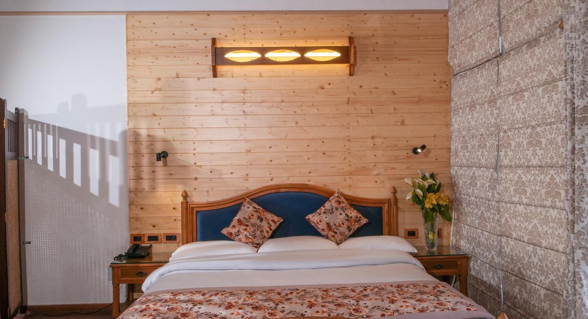 Neelesh Inn- A Luxury Lake View Hotel- 20 Kms From Nainital Bhīm Tāl Екстериор снимка