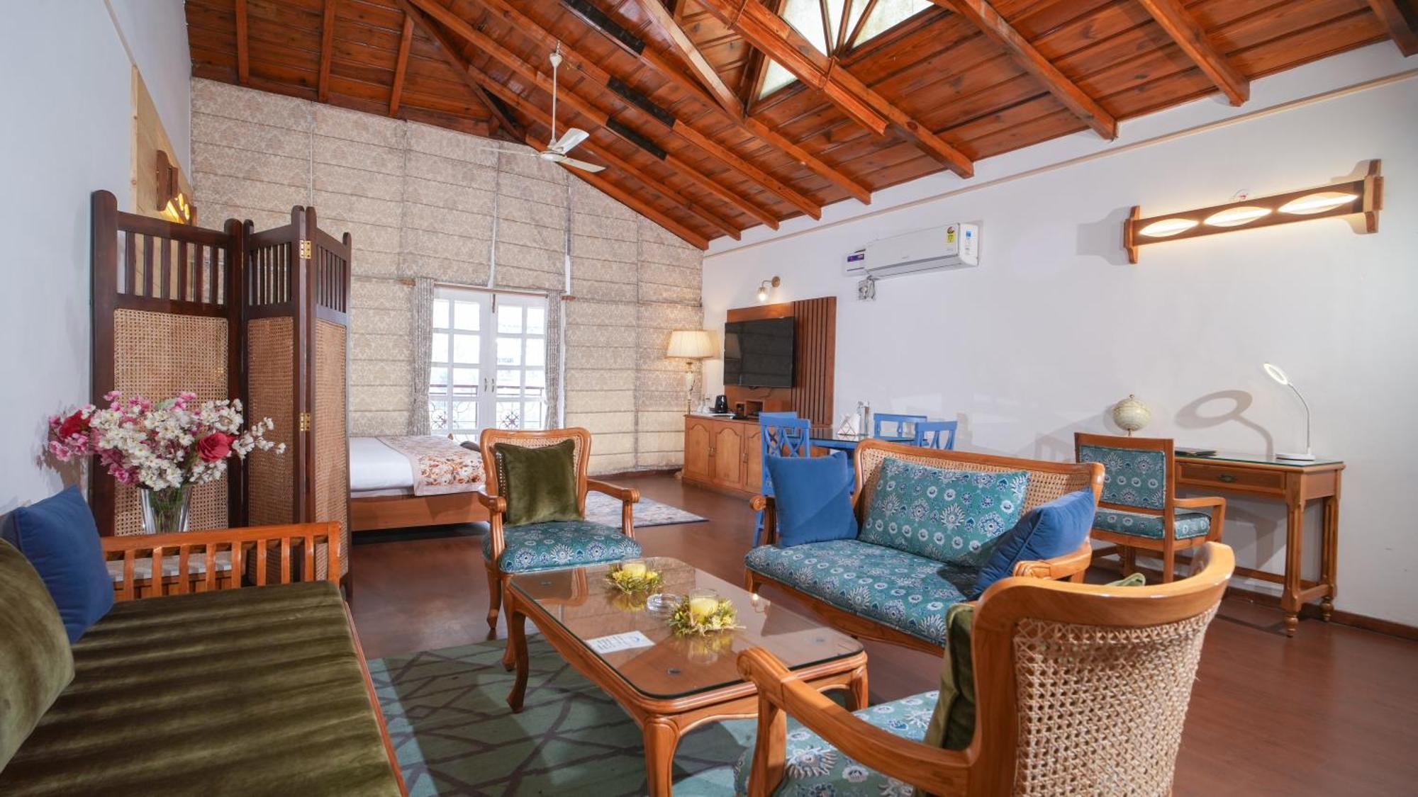 Neelesh Inn- A Luxury Lake View Hotel- 20 Kms From Nainital Bhīm Tāl Екстериор снимка