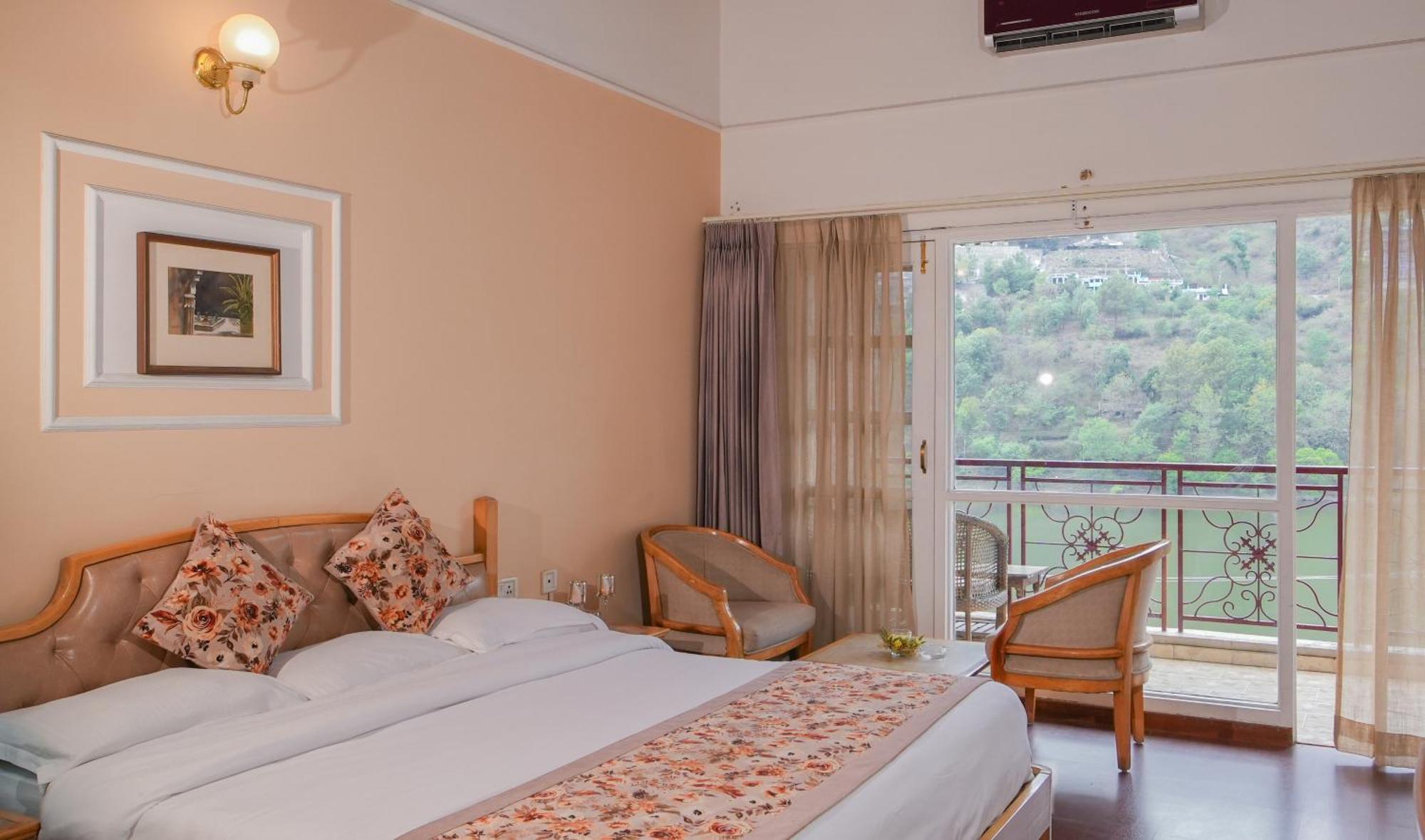 Neelesh Inn- A Luxury Lake View Hotel- 20 Kms From Nainital Bhīm Tāl Екстериор снимка