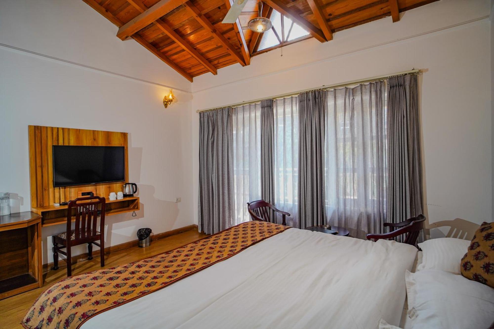 Neelesh Inn- A Luxury Lake View Hotel- 20 Kms From Nainital Bhīm Tāl Екстериор снимка