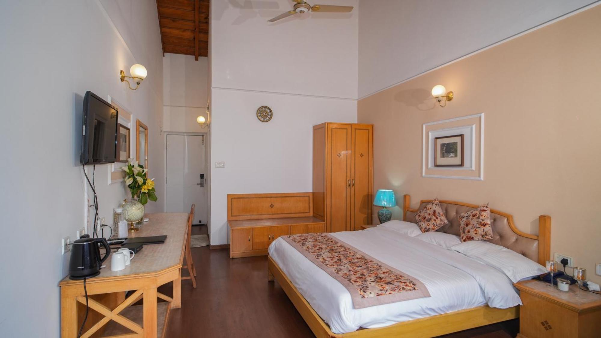 Neelesh Inn- A Luxury Lake View Hotel- 20 Kms From Nainital Bhīm Tāl Екстериор снимка