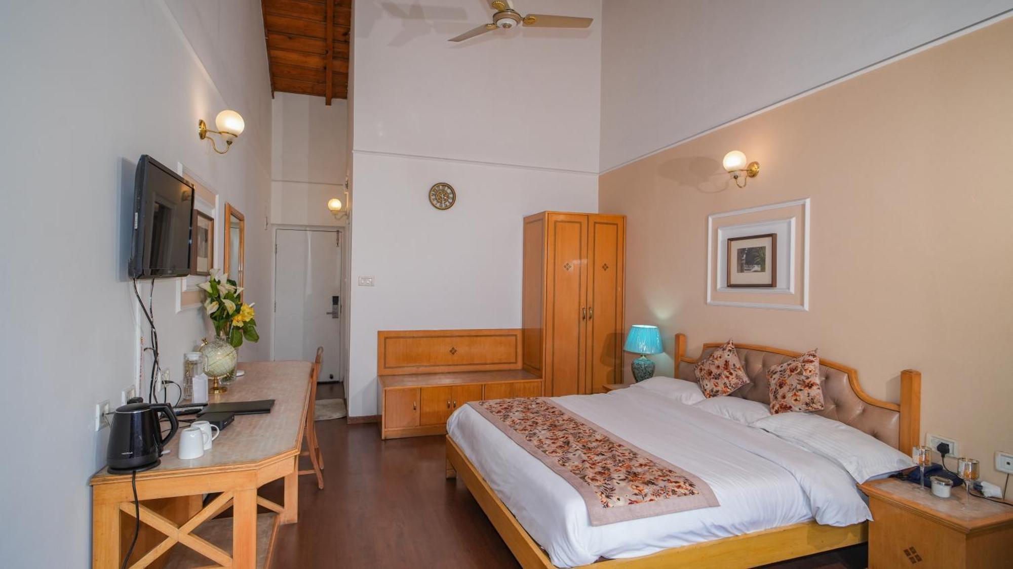 Neelesh Inn- A Luxury Lake View Hotel- 20 Kms From Nainital Bhīm Tāl Екстериор снимка