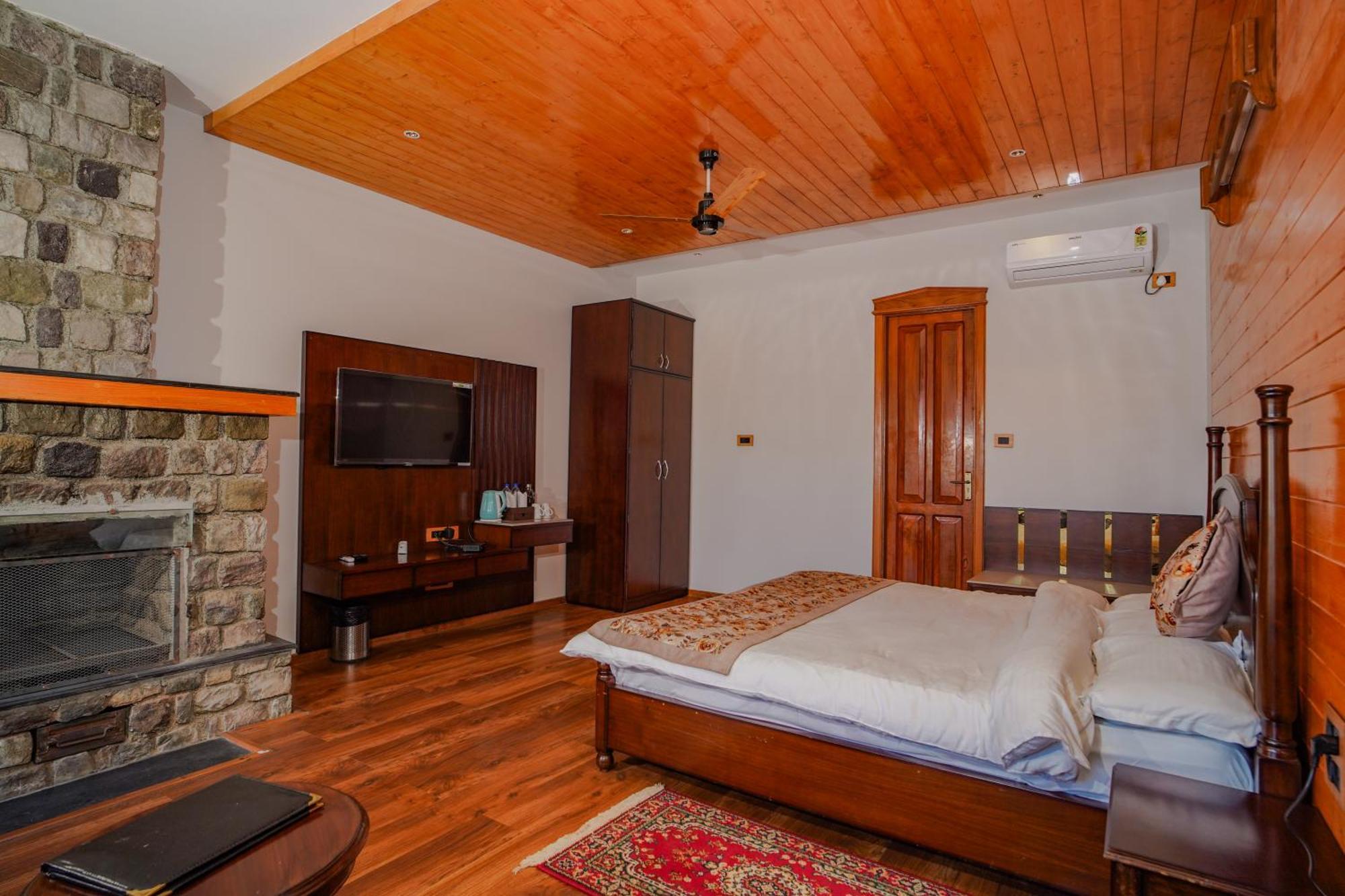 Neelesh Inn- A Luxury Lake View Hotel- 20 Kms From Nainital Bhīm Tāl Екстериор снимка