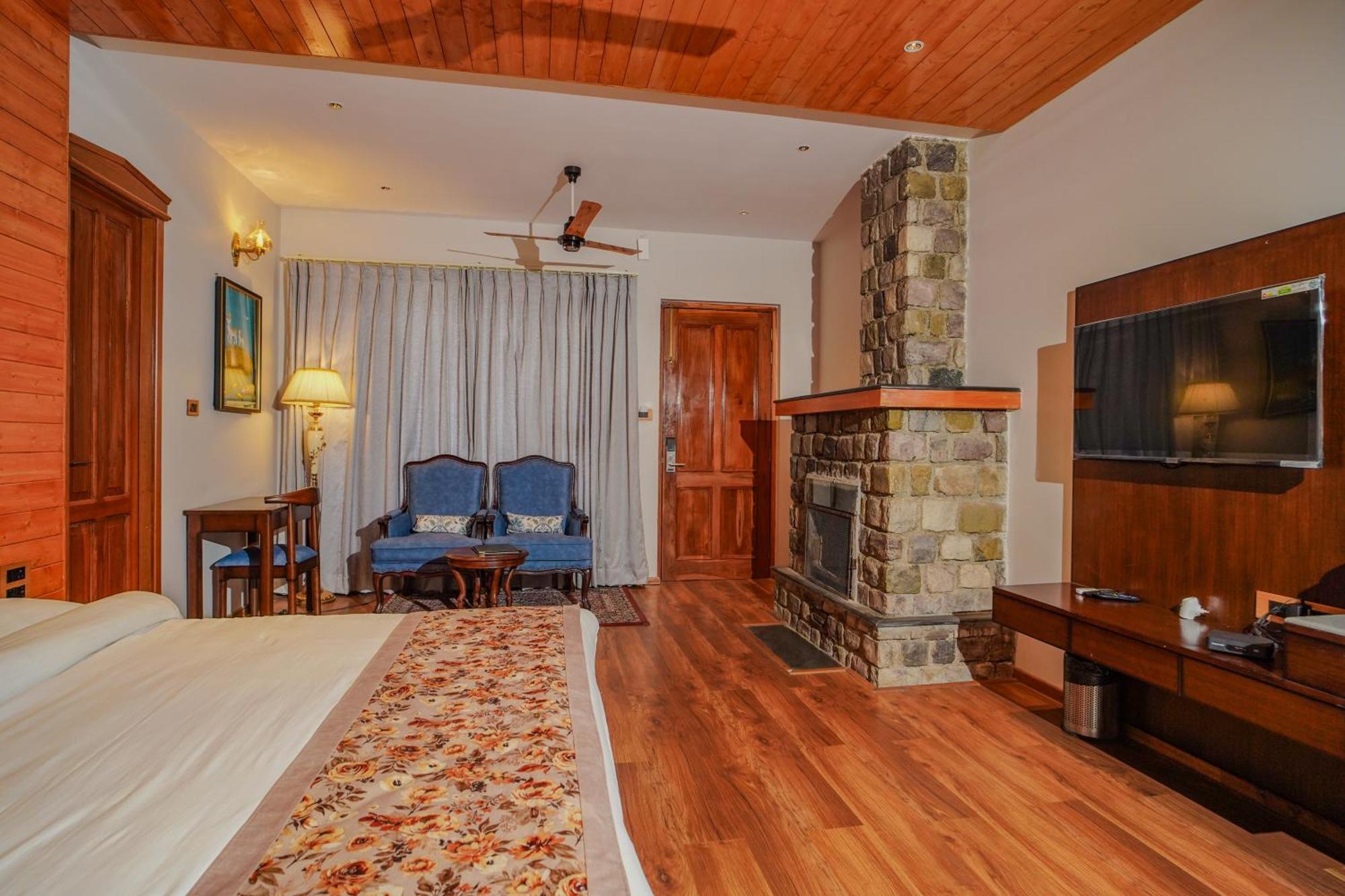 Neelesh Inn- A Luxury Lake View Hotel- 20 Kms From Nainital Bhīm Tāl Екстериор снимка
