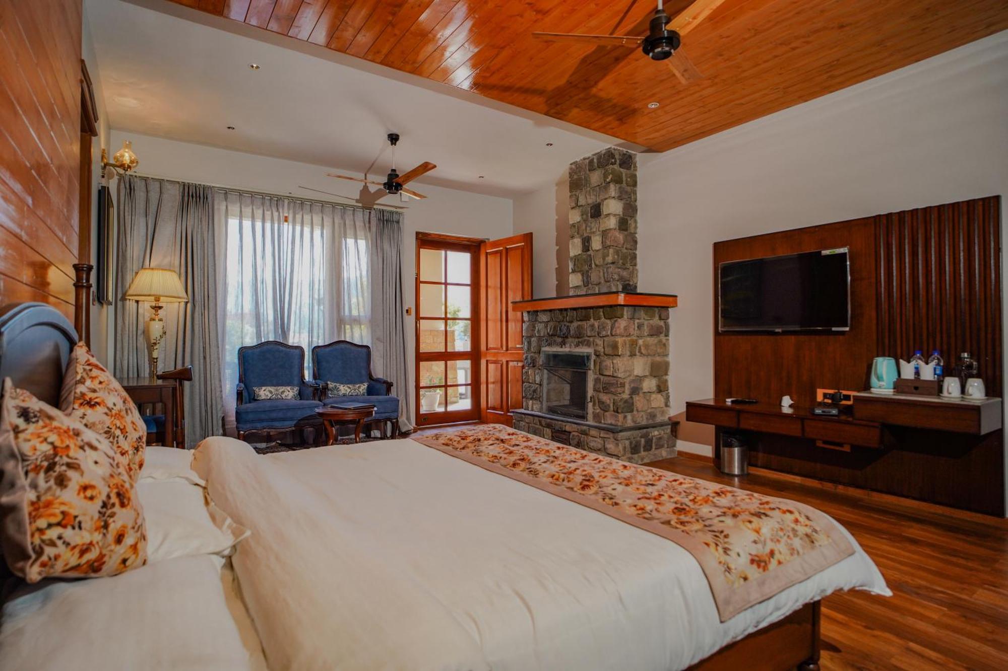 Neelesh Inn- A Luxury Lake View Hotel- 20 Kms From Nainital Bhīm Tāl Екстериор снимка