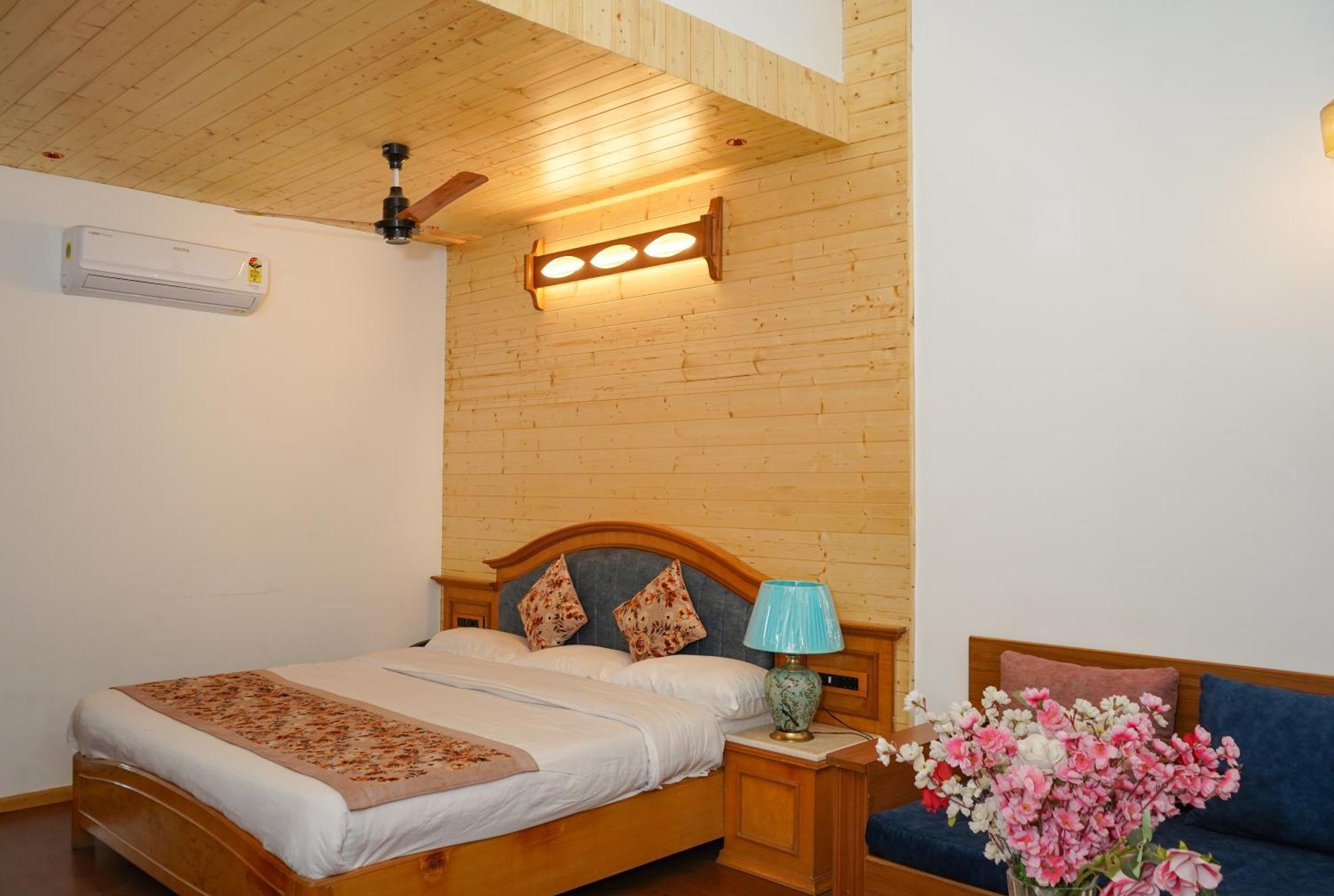 Neelesh Inn- A Luxury Lake View Hotel- 20 Kms From Nainital Bhīm Tāl Екстериор снимка