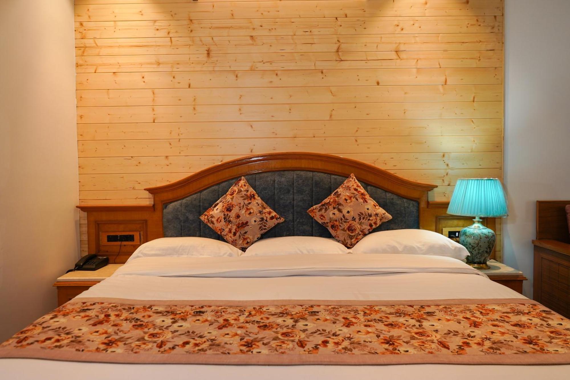 Neelesh Inn- A Luxury Lake View Hotel- 20 Kms From Nainital Bhīm Tāl Екстериор снимка