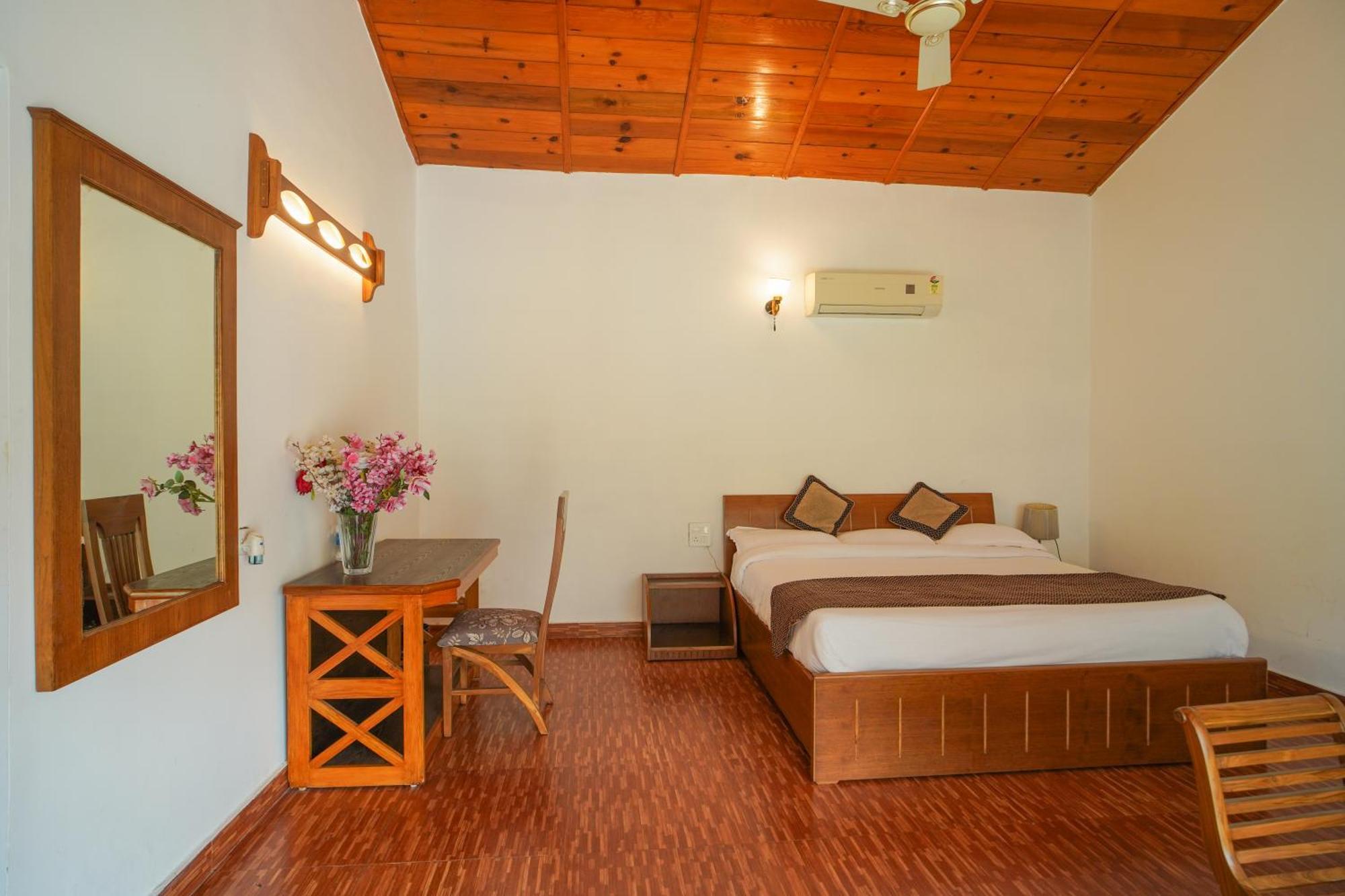 Neelesh Inn- A Luxury Lake View Hotel- 20 Kms From Nainital Bhīm Tāl Екстериор снимка
