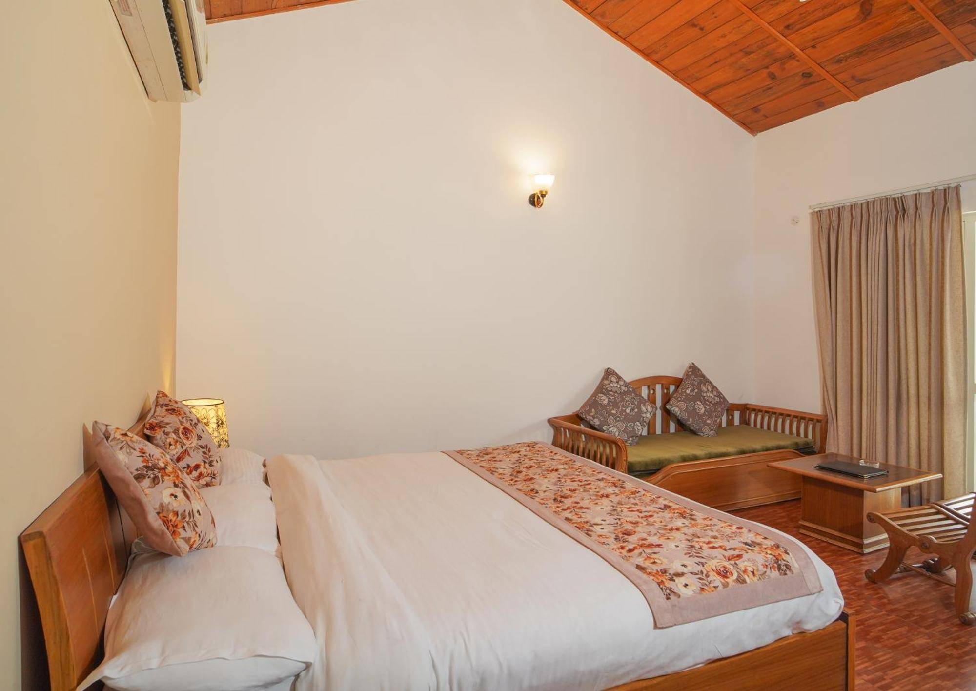 Neelesh Inn- A Luxury Lake View Hotel- 20 Kms From Nainital Bhīm Tāl Екстериор снимка