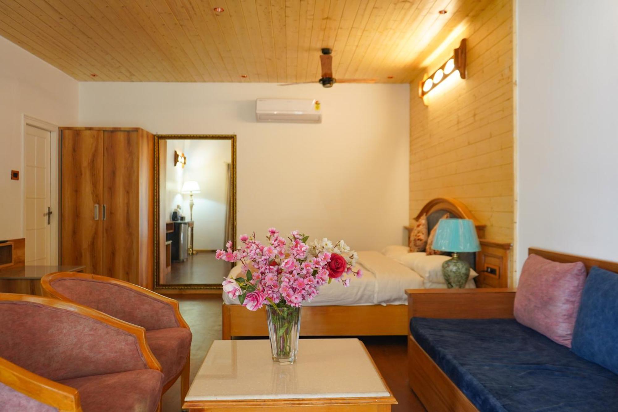 Neelesh Inn- A Luxury Lake View Hotel- 20 Kms From Nainital Bhīm Tāl Екстериор снимка